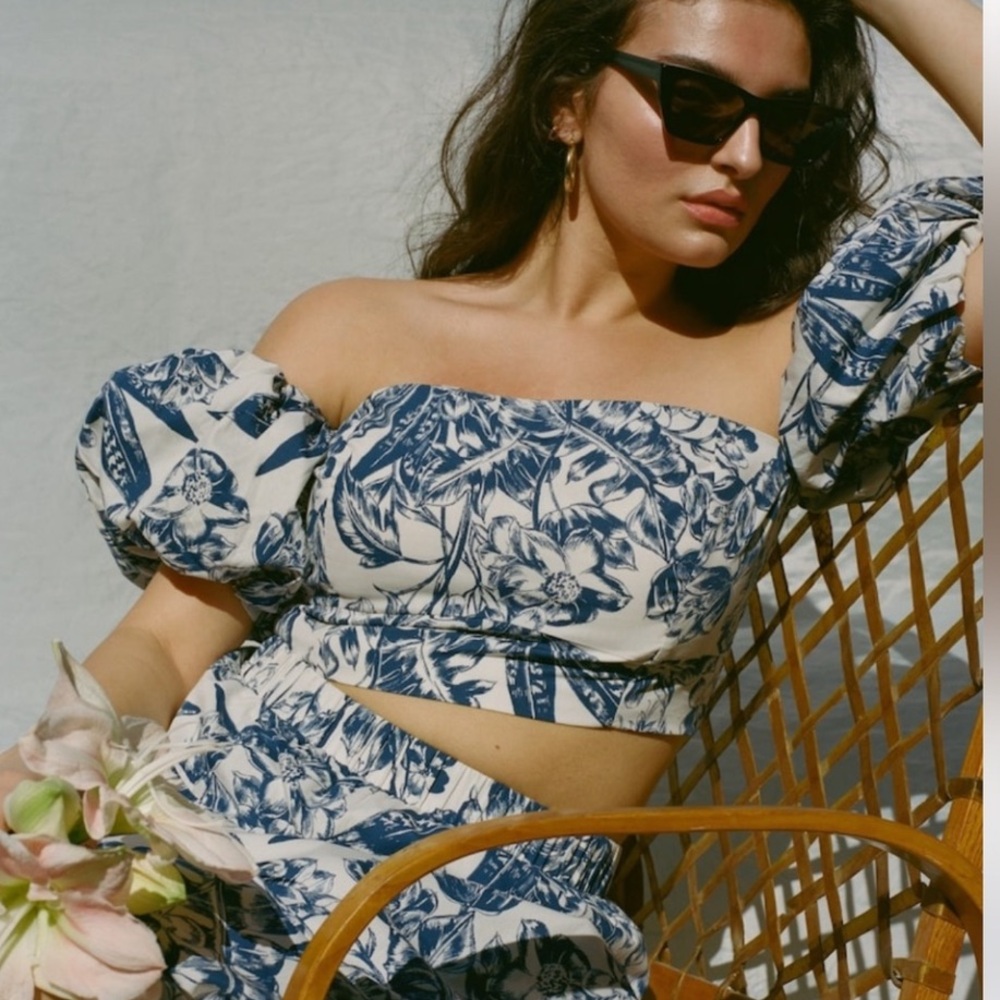 Abercrombie Floral Off-Shoulder Top “Navy Pattern”